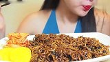 美女吃韩国黑豆面，用筷子硬塞进嘴里，这是多么好吃啊