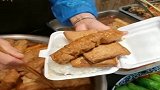 爱吃卤煮的我找到一家特别好吃的店，进去一看就口水流不停