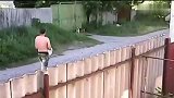 这大哥是个狠人，路过被狗吠上去就是打，结果太惨了
