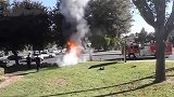 妈妈裸驾撞车起火后逃离现场，两个女儿被困车内，一死一伤