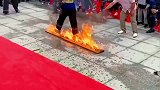 街头展示杂技，双脚过火海，民间高手真的厉害