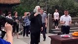 偶遇张纪中带老婆孩子祭拜孔子，这发型真有排面