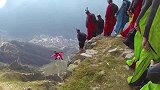 不惧生死的勇士，天门山翼装飞行，穿越极窄山洞！
