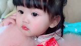 宝贝在看什么呢，目不转睛的