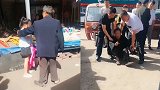 爷爷儿童节呵斥孙女被当人贩子 路人看不下去直接将其按倒