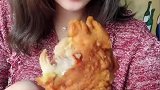 冒着热气的炸鸡腿，小姐姐这吃相，分明就是在偷偷的吃