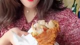 冒着热气的炸鸡腿，小姐姐这吃相，分明就是在偷偷的吃