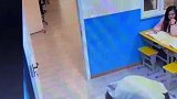 男生教室里玩跳马，没站稳瞬间扒掉老师裤子，教室气氛瞬间凝固
