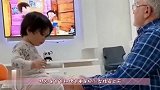 自从小女娃出生后，就被爷爷和姥爷宠上天，这一幕妈妈看了都羡慕