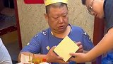 女婿在岳父的生日宴上，送给岳父手表，并亲手为他戴上