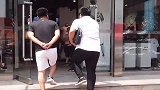 商场整蛊店员，大哥假装成外国人说外语，大姐见了他都避让，好尴