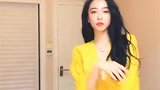 长发美女穿亮色的小裙子，好有气质