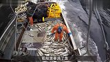 大型渔船捕捞三文鱼,一网拖上来,人差点被大鱼淹没