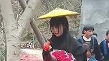 少数民族的姑娘结婚，顶着一顶帽子，还穿着黑色的衣服！
