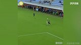 小哥深得C罗真传 肩部停球过人太潇洒
