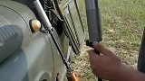 狙击步枪安装消音器射击效果测试，看看这杯水就明白了