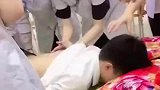护理专业实操课上，女向学拿男同学当试验