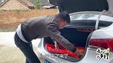 媳妇带老公走亲戚，拉了一车花生送礼，亲戚高兴的要拉俩人去饭店