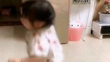 女儿一言不合就尬舞，这一幕属实太可爱了，妈妈笑坏了！