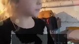 一小女孩防空洞里唱歌走红，在场所有人鼓掌落泪