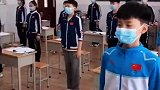 课间操时间，学生们在教室里打起太极拳
