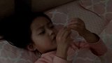 小女孩又在唱歌了，真的好可爱呀