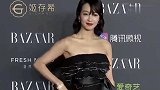 宋茜新戏杀青获粉丝送花应援一路甜笑不断