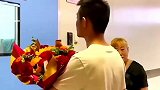 男子手捧鲜花！产房外等妻子，眼神是藏不住的！