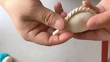 师傅这个包饺子的手法，看一遍笑一遍，这个小拇指真的太出戏了！