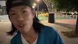吓人！巴黎街头有人骑着摩托四处放烟花