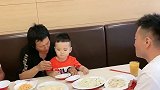 两岁萌宝怼爸爸：我的靠山都在这儿，你还想欺负我
