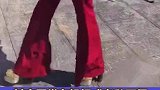 凤凰传奇下乡演出，玲花发福明显没下巴，一脸冷漠脚上恨天高抢镜
