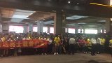 【PP体育在现场】数百球迷在酒店门口静候广东队凯旋