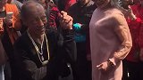 漂亮女粉丝和大爷跳舞，小伙子们很是羡慕