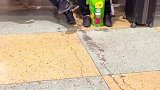 大哥在车站吃煎饼大葱香气喷喷，只有懂的人才知道它有多香