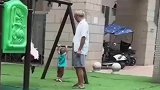 小男孩玩单杠一通操作，一旁大爷莫名惊诧表情亮了