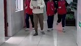 班主任崴脚后，学生都模仿起来了