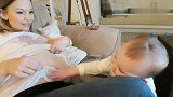 Emilia和妈妈肚子里宝宝温馨的互动,好有爱的画面