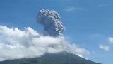 印尼一火山喷发浓烟高达4000米 孩子惊恐直喊妈妈