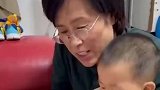 外婆给一岁半宝宝讲故事，宝宝全程抢答，最后一句话把爸爸整不会了