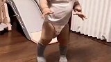 小家伙还穿着尿不湿就知道玩了