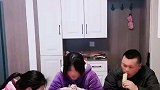 妻子吃肉让老公啃骨头，旁边的女儿的反应亮了