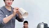 奶奶带孙子的样子太威风了