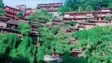 挂在瀑布上的村庄，夜景会更美