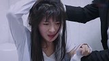 黑老大绑架美女，正让手下给她洗澡，不料亲妈：她是你的亲骨肉！