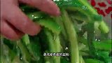 把黄瓜放开水里烫一烫，出锅就是全家人都爱的经典美食，太爽了