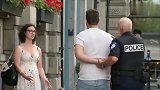 警察正在询问路人，没想到犯人自己送上门了