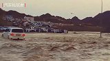 在洪水中果然还是丰田霸道的场地，在洪水中行走自如