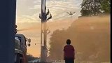 大妈穿过洒水车的那一刻是什么原理，丢魂儿了？