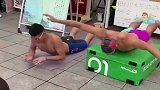 高校游泳社团招新，两名男生穿泳裤卖力“陆游”宣传！